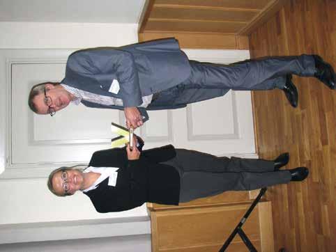 TIOÅRSJUBILEUM Vi är stolta för det vi åstadkommit och ödmjuka inför framtiden Peter Blomqvist tar emot symbolen för VINNVÄXT-vinsten av Cecilia Johansson, Vinnova, år 2008.
