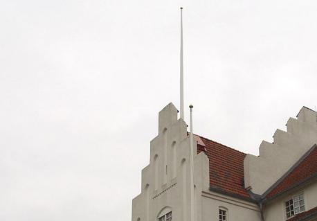 6(12) Flagpole-mast Antenner skall sticka ut så lite som möjligt från masten och färgas i samma kulör som denna. Färgen anpassas efter var masten är placerad. Kan antenner gömmas i masten är det bra.