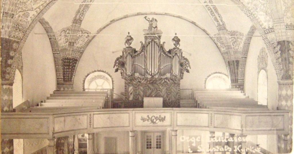 veringen framgår att orgeln inte flyttades i samband med detta arbete. Orgelns släta partier marmorerades däremot vid denna renovering.