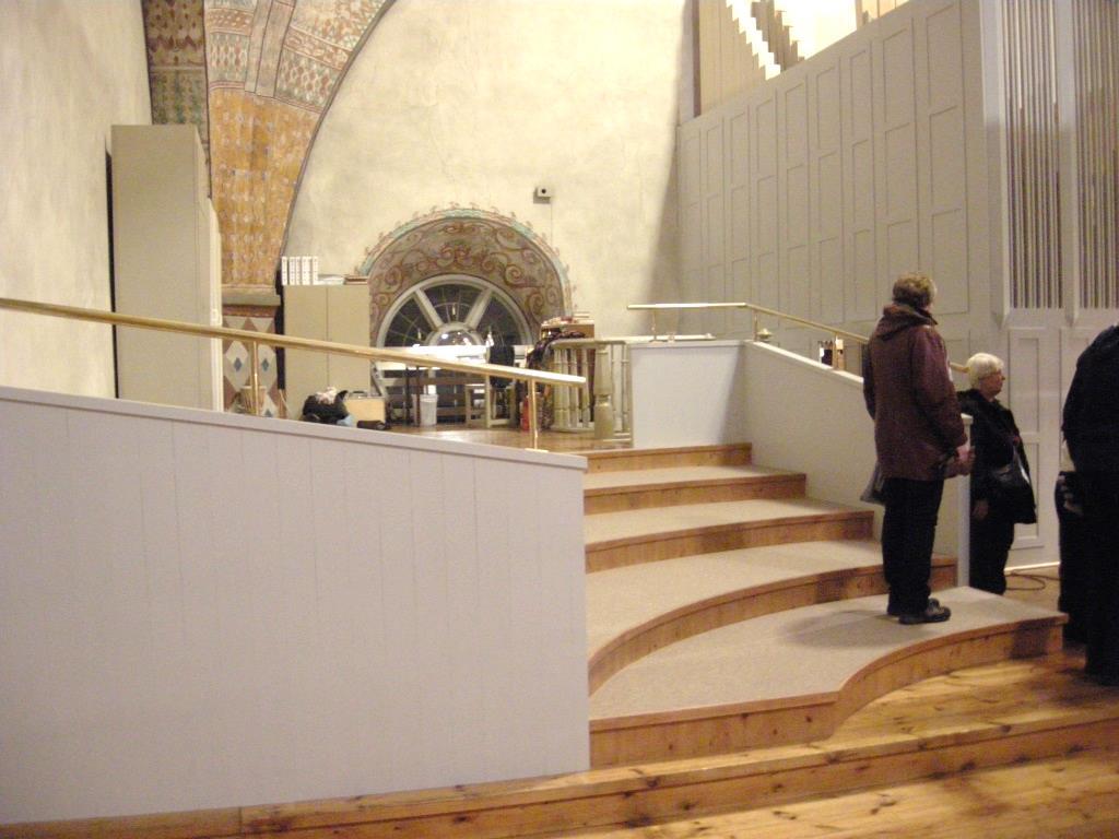 av bänkarna. Vissa mindre golvytor vid Setterquistorgeln har också åtgärdats med fernissa då de blev synliga i och med framflyttningen av den äldre orgelfasaden. Figur 15.