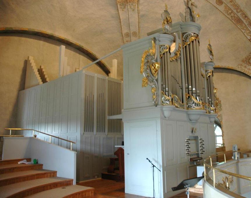 Figur 21. Setterquistorgeln med Gren och Stråhles orgelfasad innan ombyggnaden. Foto från sydöst. Foto: Daniel Olsson, Länsmuseet Gävleborg 2014-04-29. Figur 22.