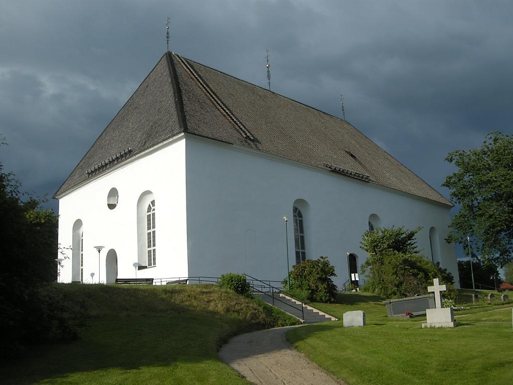 HISTORIK OCH BESKRIVNING Nedanstående historik är huvudsakligen inriktad mot förändringar i kyrkorummets västra del i allmänhet och kyrkans läktarorglar i synnerhet.