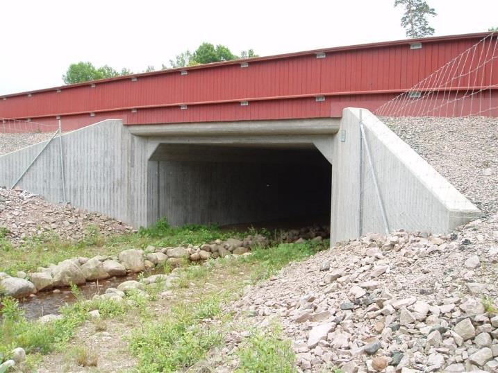 Bullerskärm på bro/port Bullerskärm medför mindre störningar för de djur som skall passera genom en faunapassage.