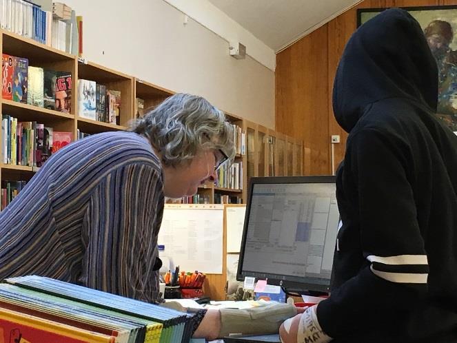 äldre och synskadade. Hon uppskattade det arbetet mycket, men idag är det unga och vuxna som studerar som gäller. På biblioteket arbetar även biblioteksassistent Roine Karlsson.