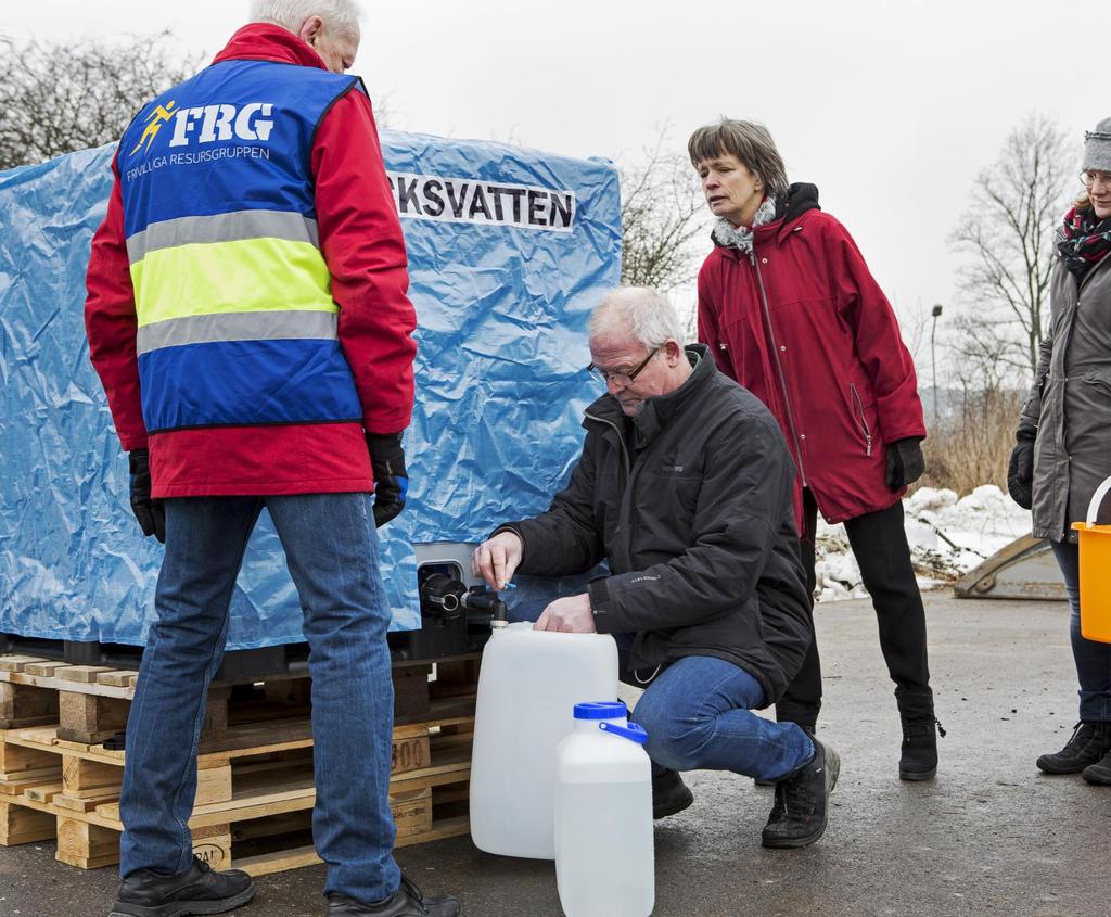 Om du har vattendunkar hemma så är det lättare att hämta rent vatten från kommunens vattentankar Vårt behov av vatten är minst tre till fem liter per person varje dag, det täcker upp absoluta