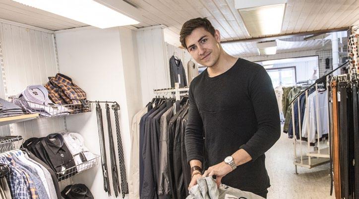 Byxshop i Mönsterås. Jag är intresserad av kläder och mode. Det känns bra att det vi läser på skolan använder vi nu i praktiken, till exempel hur man bemöter olika kunder.