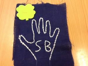 Vi lär ss m symbler ch design, egna bilder ch andras, upphvsrätt mm att med hjälp av enkla instruktiner skapa en del till sklans gemensamma prjekt Kunskapens träd att brdera med brderinål utveckla
