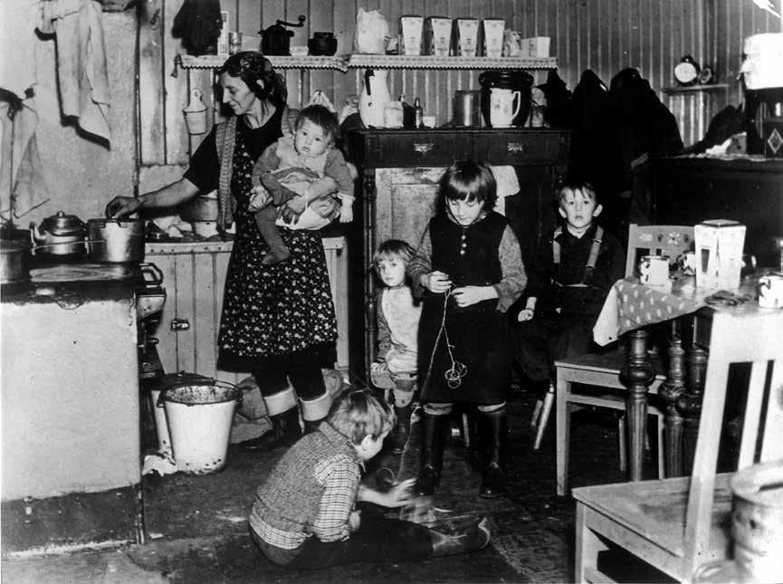 SVERIGE. Trångboddheten var stor kring sekelskiftet och i arbetarfamiljerna fanns ofta mellan åtta och tio barn. Usla förhållanden Arbetstiden följde inga regler.