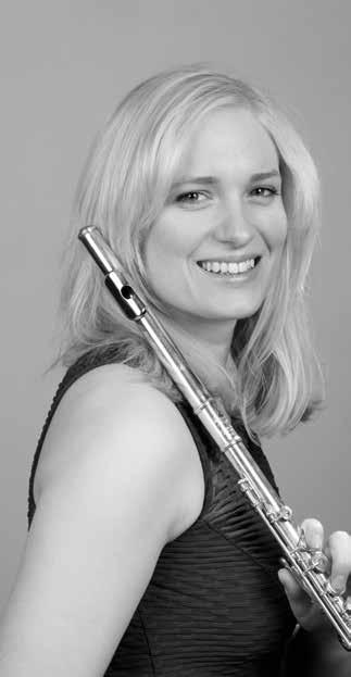 Scottish Chamber Orchestra. Chloë är utexaminerad från Guildhall School of Music and Drama i London, där hon belönades med first class honours degree.