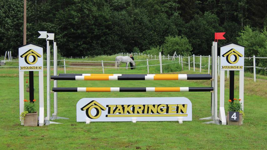 Vi har två olika hinderförslag: Lilla hinderpaketet Ert företagsnamn/logotype fästes på hinderinfångare, bommar, hinderplank eller grindar till ett befintligt hinder.