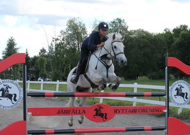 TÄVLINGAR INSPIRERAR Vi har arrangerat både klubbtävlingar och inbjudningstävlingar samt så kallade pay and ride och pay and jump, det senare ett slags träning på att tävla.