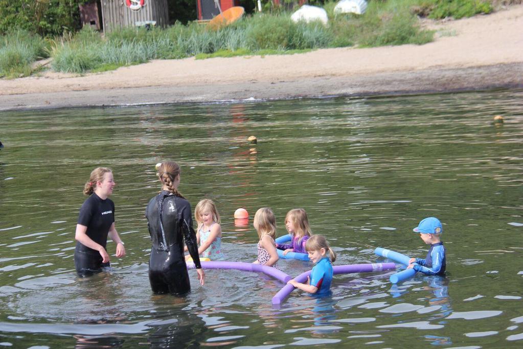 Sommarsimskolan i Tjuvahålan Under tre veckor i juli genomfördes havssimskola i Tjuvahålan. Ett 60-tal barn deltog i undervisningen som skedde mån-fredag under dessa veckor.