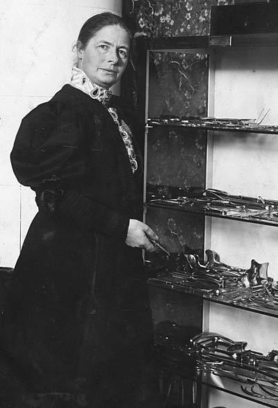 Karolina Widerström, Sveriges första kvinnliga läkare, 1897 Unga vill göra sina egna erfarenheter själva.