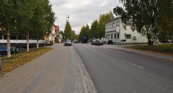 Led i centrala Råneå med bred trottoar på ena sidan och smalare på den andra.