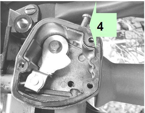 Gashandtag: Gashandtaget sitter på högra sidan om styret. När du aktiverar handtaget ökar motorns hastighet.