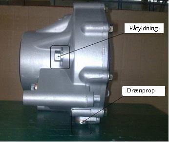 Påfyllnin Dräneringsprop 1. Ta bort dräneringsproppen, fånga upp oljan och släng den. 2. Rengör och sätt tillbaka dräneringsproppen med ny tätning och dra åt den väl (20 Nm). 3.