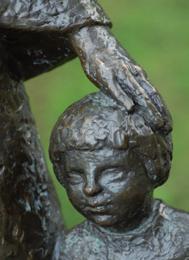 Skulpturen, en av de få av Stockholms drygt 300 skulpturer som avbildar en kvinna, uttrycker hur Elsa Borg värnade om de små och utsatta i