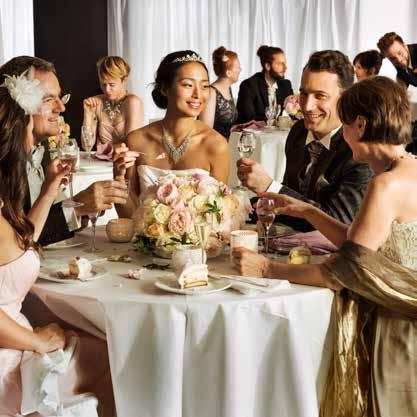 I vissa kulturer är runda bord en symbol för lycka, och på bröllop symboliserar de en evig förening.