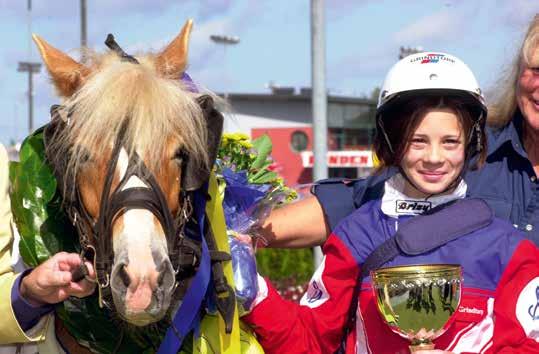 Sandra Svenssons mamma körde även hon i sin ungdom ponnytrav och det gjorde att dottern blev nyfiken på hästarna och sporten.