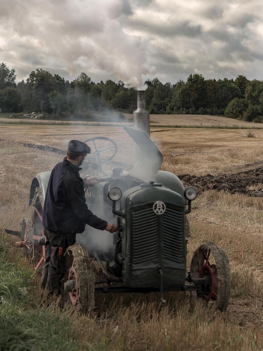 3077 Tändkulemotor Det är mycket jobb att starta en tändkulemotor.