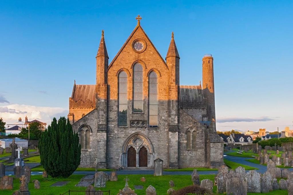 Staden var viktig under medeltiden, och på 1640-talet styrdes en stor del av Irland härifrån.