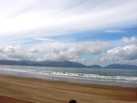 Inch Beach Startplats Dingle Way, Tralee Dag 2 Tralee Camp Dagen startar med att du tar dig till Dingle Ways startplats i Rose Garden vid Grevskapet Kerrys museum och turistinformation.