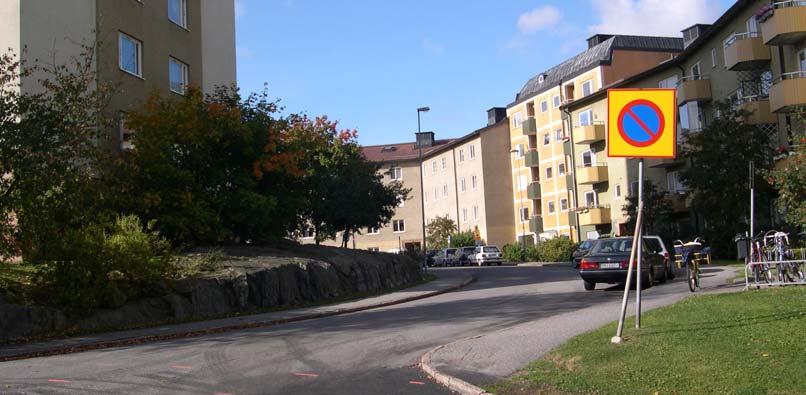 Resterande ca 25 platser som behövs kan skapas genom att förlänga den tvärställda parkeringen längs Helgesons väg med dubbelsidig parkering och genom att måla rutor på den befintliga parkeringen.