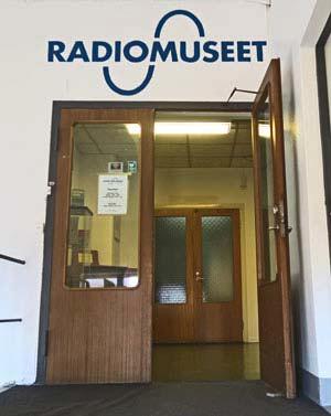 10 Välkommen till Radiomuseet Paul Holmström har målat logon ovanför ingången till