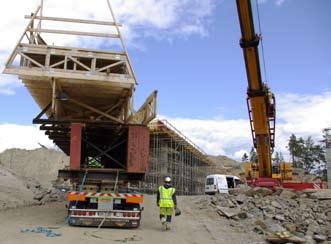 Totalt beräknas arbetet ta fem år och kosta 1,5 miljarder kronor. Dammarna förväntas efter förstärkningen att stå emot trycket från vattenmassorna i ytterligare 100 år.