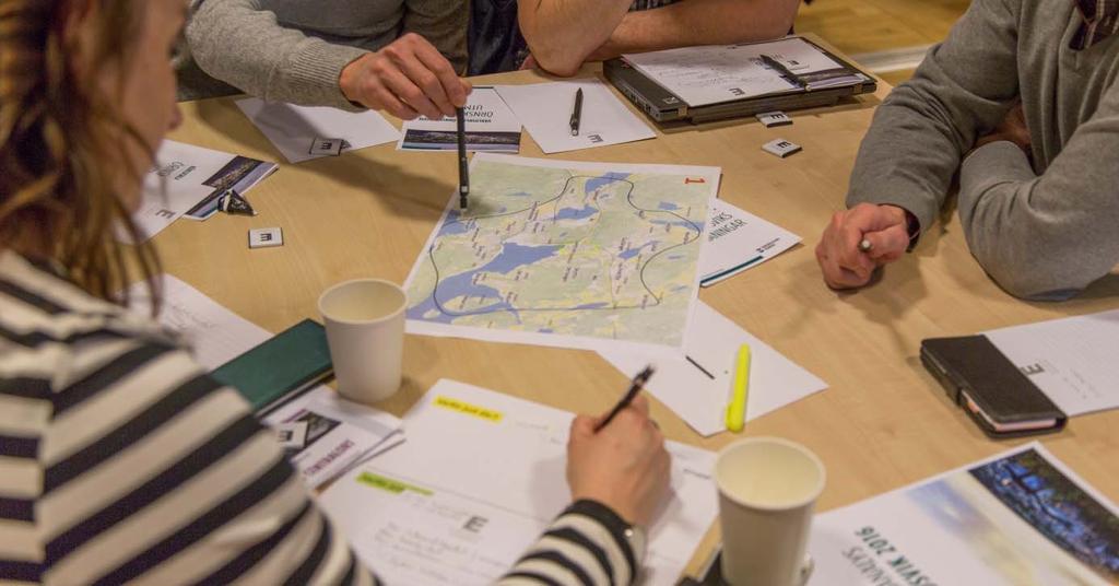 Näringsliv/Handel Deltagarna delas in i nya grupper för att sedan sätta sig runt borden och diskutera Örnsköldsviks framtida behov av näringsliv och handel.