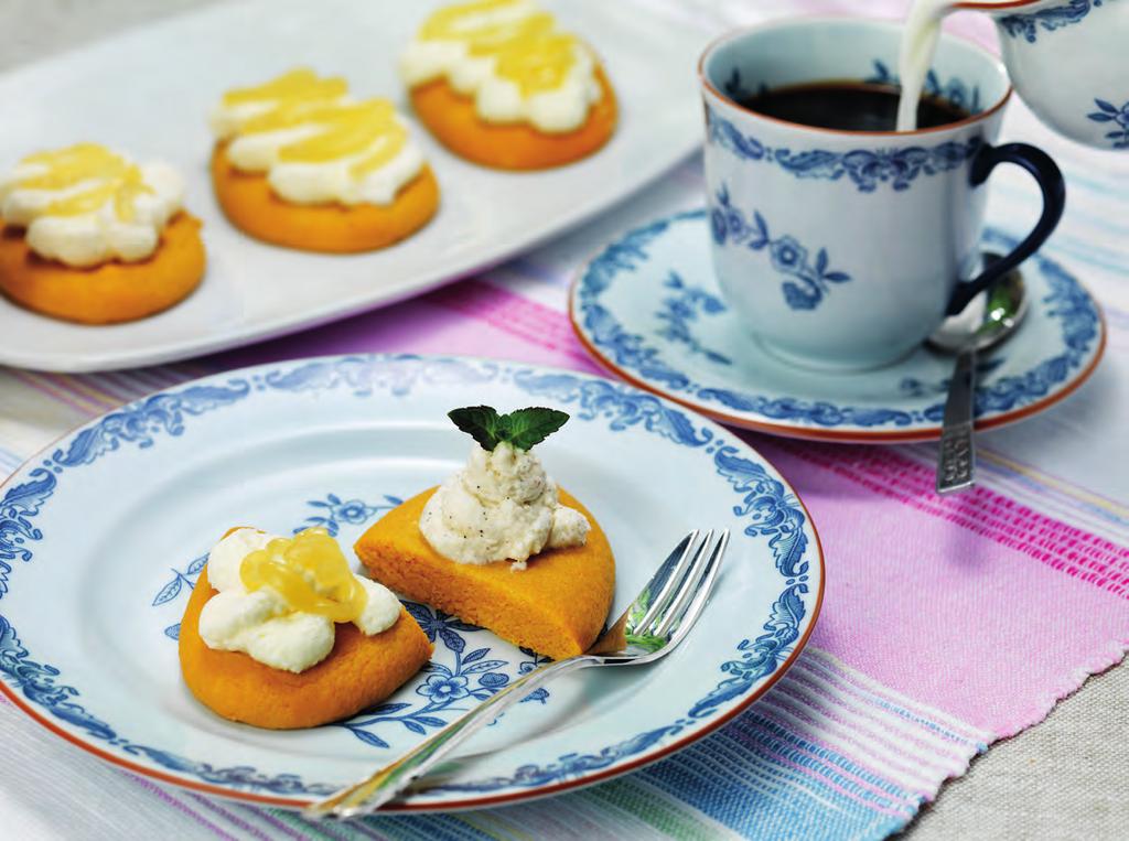 Smält smöret och häll i mjölken, så att allt blir ljummet. Häll mjölkblandningen i sockerblandningen och rör om. Rör försiktigt ner mjölblandningen i smeten och häll den i formen.