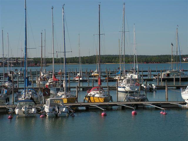 En viktig förbättring när det gäller avloppsvatten från tätort är att reningsgraden vid Lotsbroverket i Mariehamn ökat avsevärt under 2006. Detta har skett p.g.a. ombyggnad av reningsverket 2004-2006 för att förbättra reningsprocessen eftersom tillståndsvillkoren har skärpts till.