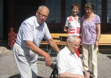 Sedan fick de gamla sträcka på benen och se sig omkring. På väggarna hängde gamla fina porträtt. Bokhyllan hade förstås inget från den nya tiden. Sista halvtimmen njöt alla av julisolen i trädgården.