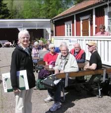 S Vårvandringar med mycket sol ista snön låg fortfarande kvar när vårens första skogsvandring genomfördes på Jungfruberget. Det blev en premiär i starka vindar. Men det skulle bli bättre.