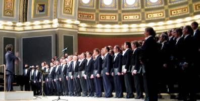 Visst var det tradition vi mötte, men det program vi bjöds på rymde musik från välbekanta romantiska vårsånger och opera till djärv modernistisk körmusik.