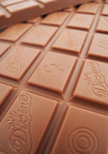 Choklad För fler än 30 av världens länder med utbredd fattigdom har kakaoindustrin stor betydelse för samhällsekonomin med uppskattningsvis cirka 14 miljoner människor sysselsatta inom