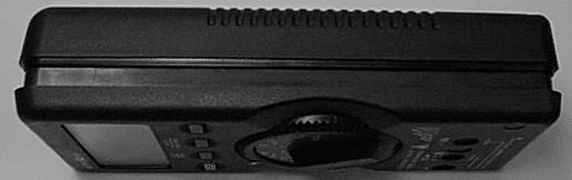 Byte av batteri Lägg instrumentet med frontpanelen vänd nedåt, lossa de två skruvarna på baksidan och lyft av höljets underdel med början nedifrån.