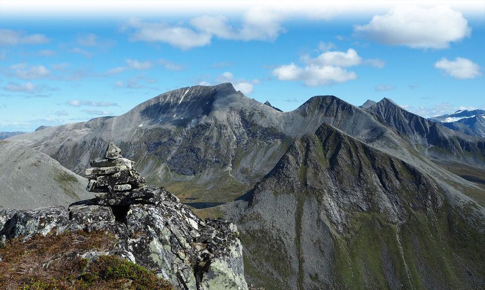 Området är känt för sin oerhört dramatiska natur där höga fjäll och djupa dalar möter kusten och fjordarna. Några bilder från området finns på facebooke