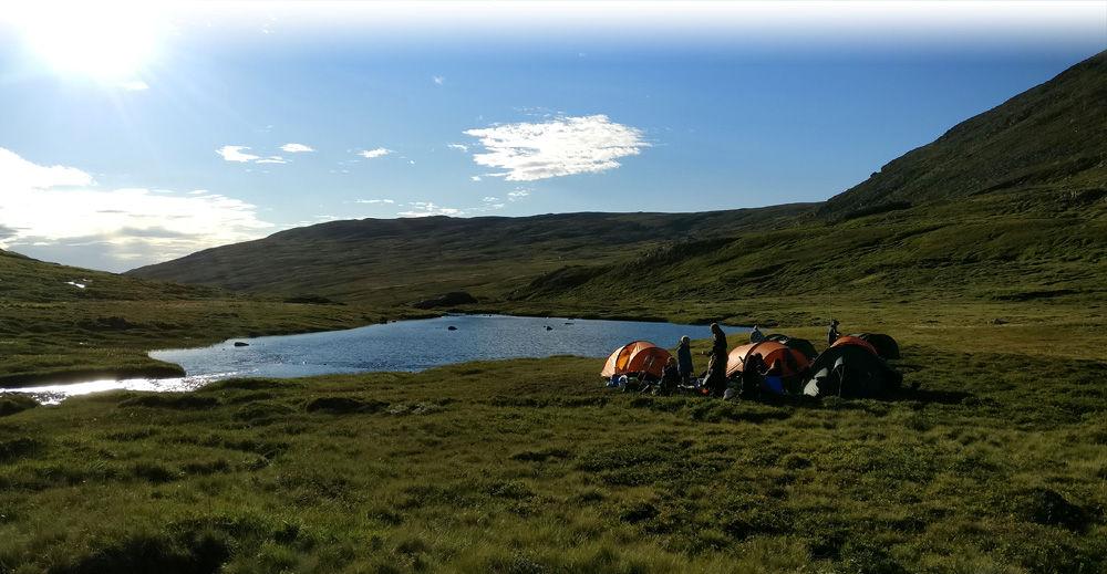 Vi vandrar i respektive grupp under 5 dagar, och bär med oss mat och tält. 1-2 av dagarna kommer ägnas åt vila eller dagsturer med lätt packning.