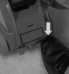Upprätt och bärbar dammsugare 4 Du kan, om du vill, aktivera Tech Drive-drivhjälp genom att trycka ned den röda sidan märkt med bokstaven D ( D står för Driv) på Tech Drive-pedalen N/D som är