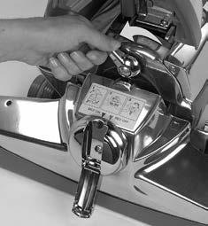 1 Stäng AV strömmen, ställ Tech Drive -drivhjälp i läget Neutral (se sidan 8 för information), dra ut enhetens kontakt från vägguttaget och tryck på den nedre Toe-Touch Control-pedalen hela