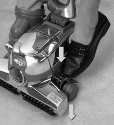 Tillvalstillbehör HUR MAN ANVÄNDER MATTFLUFFAREN (forts.) 3 Sänk mattfluffarens munstycke ett hack i taget genom att trampa på den övre Toe-Touch Control -pedalen.