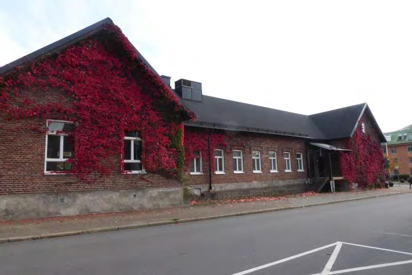 Kyrkskolan, Hässleholm med spröjs och fast mittpost. På dess norra gavel finns även mindre tvåluftsfönster med spröjs. Dörrarna varierar i ålder och utseende.