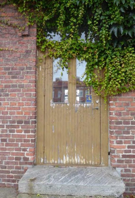 Kyrkskolan, Hässleholm Figur 4 T.v. Tydlig förändring i teglet på folkskolans södra sida. T.h. En äldre dörr på Folkskolans södra länga.