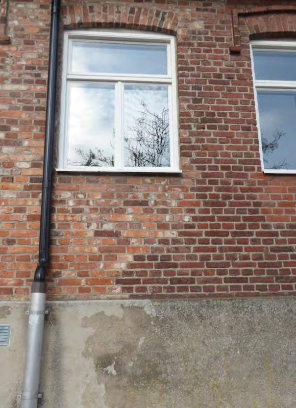 Fönstren kröns av stickbågar. Längs med hela huset, i höjd med fönstren på första våningen, finns ett utstickande listverk. Listverk finns även mellan andra våningen och vindsvåningen.