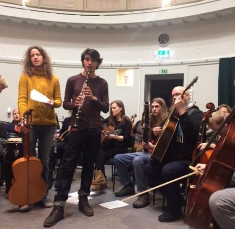 Detta satte sin prägel på den avslutande konserten; dels sjöng och spelade vi en colombiansk julsång, dels fick alla som ville prova på slagverk ett par gånger under kursen öva in och riva av ett