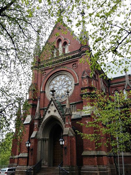 Guds tjänst eller gudstjänst? Söndag klockan tolv. Kyrkklockorna har tystnat, orgeln inleder preludiet och processionen sätter sig i rörelse. Församlingen har samlats till fest i Johanneskyrkan.