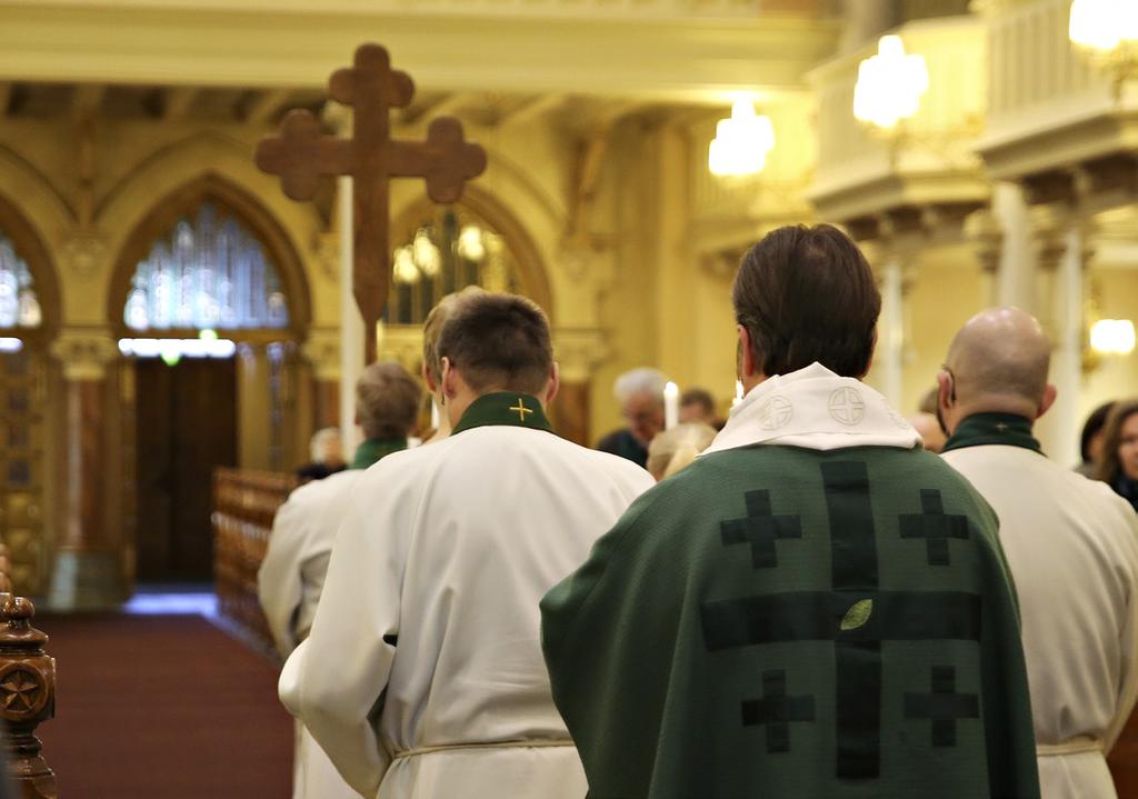 Evangeliet som förkunnats innanför kyrkans väggar för att uppbygga dem som samlats där, förs efter avslutad mässa ut till världen. Ljusmässan få ord, många levande ljus Johanneskyrkans kor, tisdag kl.