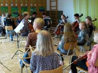 15 30.3 Barngrupp (30 elever från förskola och 1. klass) från Drumsö lågstadieskola bekantade sig med dräkter och fick dessutom dansa, pyssla och klä på sig en folkdräkt. Workshops 18 19.