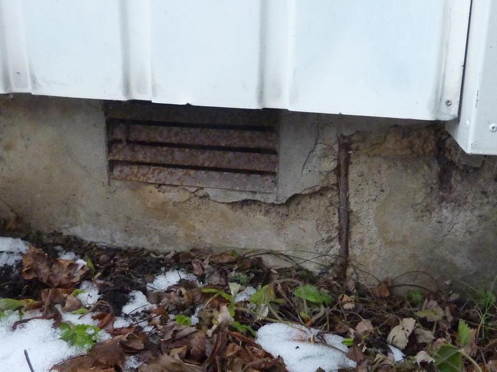 risk för korrosion på plåtar och påfrestningar på räckesinfästningar. Bild 4 Öppning i plåtskärm på bottenvåning.